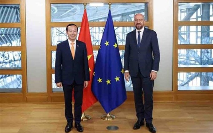 El embajador vietnamita Nguyen Van Thao (izquierda) y el presidente del Consejo Europeo, Charles Michel. (Fotografía: VNA)