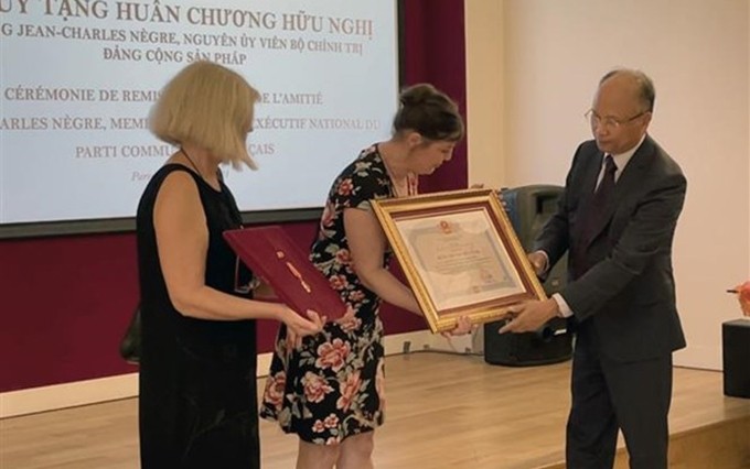 El embajador de Vietnam en Francia, Dinh Toan Thang, entrega la Medalla de Amistad al representante de la familia del Jean-Charles Negre. (Fotografía: VNA)