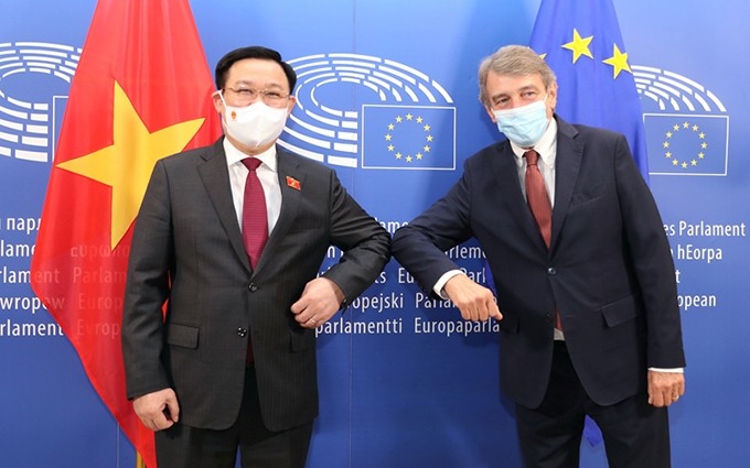 El presidente de la Asamblea Nacional de Vietnam, Vuong Dinh Hue (Iz) y el presidente del Parlamento Europeo, David Sassoli.