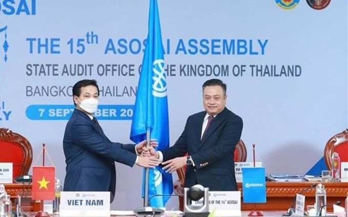 La ceremonia de transferencia del cargo de presidente de ASOSAI para el período 2021-2024 del auditor general del Estado de Vietnam, Tran Sy Thanh, al titular de la Auditoría Estatal de Tailandia, Chanathap Indamra (Fuente: VNA)