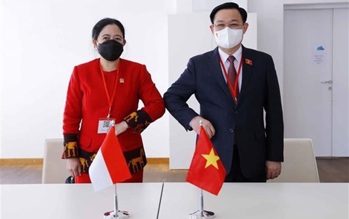 El presidente de la Asamblea Nacional de Vietnam, Vuong Dinh Hue, (izquierda) y la titular de la Cámara de Representantes de Indonesia, Puan Maharani. (Fotografía: VNA)