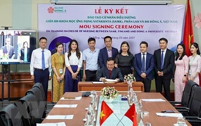 Ceremonia de firma de cooperación de formación entre la Universidad Dong A en la ciudad vietnamita de Da Nang y la Universidad de Ciencias Aplicadas de Satakunta de Finlandia (Fuente: VNA)
