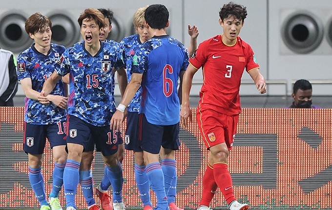 Yuya Osako (número 15), autor del único gol del partido, celebra con sus compañeros. (Fotografía: thanhnien.vn)