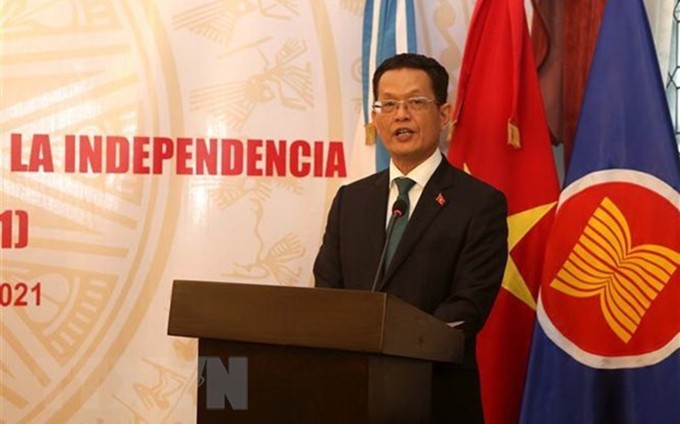 El embajador vietnamita en Argentina, Duong Quoc Thanh, habla en el evento (Fotografía: VNA)