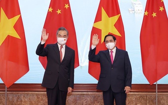 El primer ministro de Vietnam, Pham Minh Chinh, y el ministro de Relaciones Exteriores de China, Wang Yi. (Fotografía: VNA)