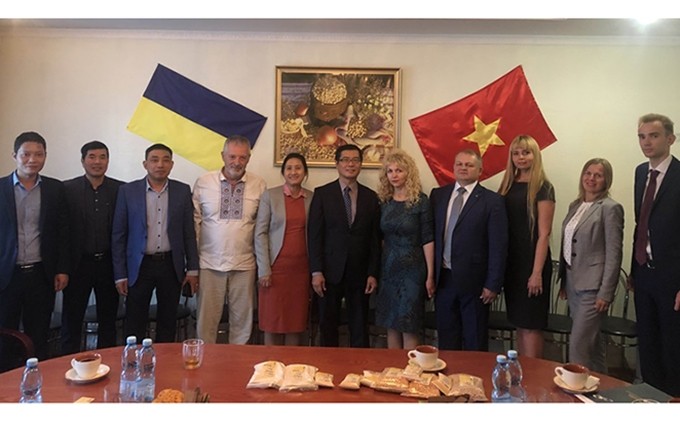 Miembros de la delegación de la Embajada vietnamita posan junto con dirigentes de Chernigov. (Fotografía: Nhan Dan)
