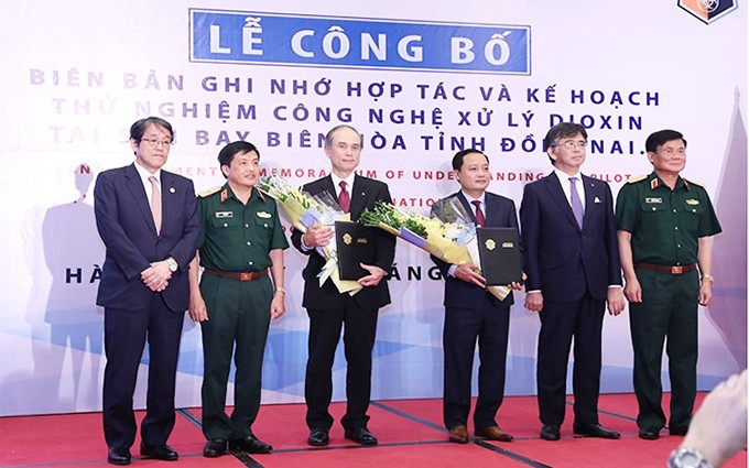 La ceremonia de anuncio del memorando de entendimiento entre la Corporación japonesa Shimizu y el Ministerio de Defensa de Vietnam, sobre la cooperación en la  prueba de la tecnología de descontaminación de dioxina en el aeropuerto de Bien Hoa de la sureña provincia de Dong Nai.