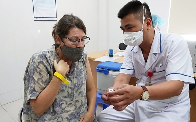 Personal médico proporciona información sobre la vacuna anti-Covid-19 a funcionario de una ONG el 13 de julio (Fotografía: Hospital Central de Pulmón).
