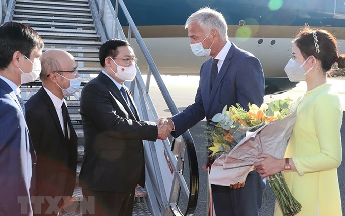 El primer vicepresidente del Senado belga, Andries Gryffroy recibe a la delegación de la Asamblea Nacional de Vietnam en el aeropuerto de Melsbroek. (Fotografía: VNA)