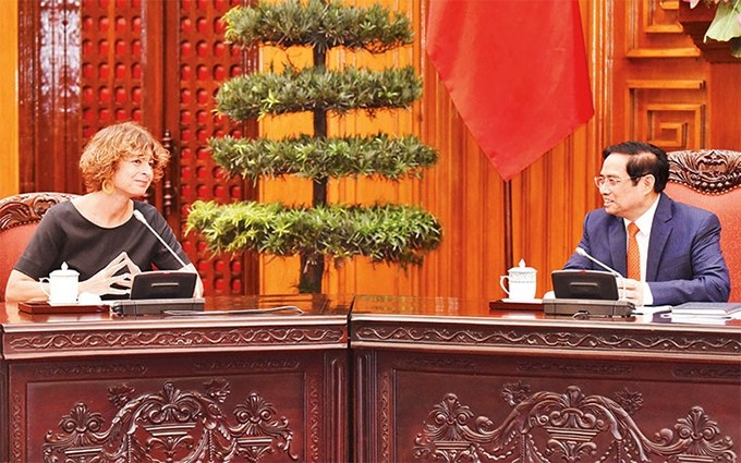 El primer ministro de Vietnam, Pham Minh Chinh, conversa con la embajadora neerlandesa en Hanói, Elsbeth Akkerman. (Fotografía: Nhan Dan)