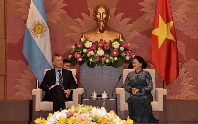 El presidente de Argentina, Mauricio Marci, en su encuentro con la presidenta de la Asamblea Nacional de Vietnam, Nguyen Thi Kim Ngan. 