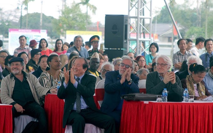 Escritores vietnamitas y extranjeros participan en el programa “La gente de la zona norteña” (Kinh Bac) en Bac Giang (Fotografía: Nhan Dan)