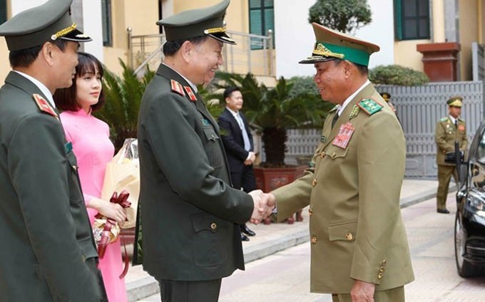 El ministro de Seguridad Pública de Vietnam, To Lam, recibe a su homólogo laosiano, Vilay Lakhamfong.