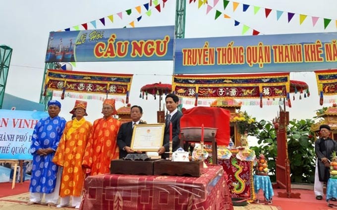 Entrega del certificado que reconoce el festival de Cau Ngu celebrado en Da Nang como un patrimonio cultural inmaterial nacional. (Fotografía: Thanh Tam)