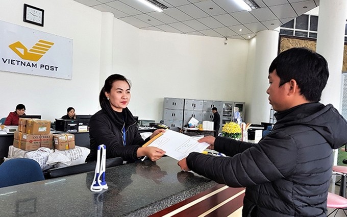 Ciudadanos presentan documentos en la oficina de correos de la provincia Gia Lai. (Fotografía: Chanh Nguyen)