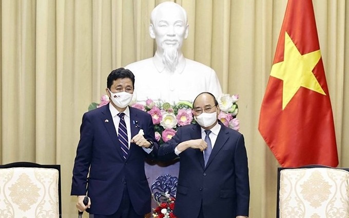 El presidente de Vietnam, Nguyen Xuan Phuc (D), recibe al ministro de Defensa de Japón, Kishi Nobuo. (Fotografía: VNA)