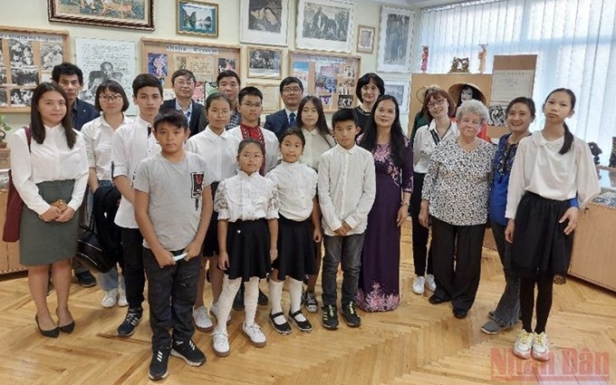 Estudiantes del curso de idioma vietnamita y el representante de la Embajada nacional en Kiev toman fotos de recuerdo (Fotografía: Que Anh)