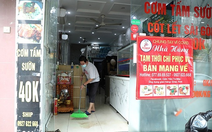 Un restaurante situado en la calle Thuy Khue, en el distrito de Ba Dinh, prepara para reanudar su servicio.