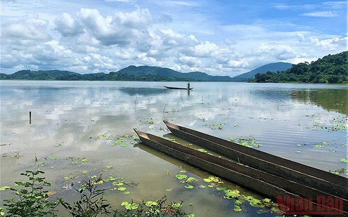 El lago Lak es el lago de agua dulce más grande de las Tierras Altas Centrales. (Fotografía: Nhan Dan)