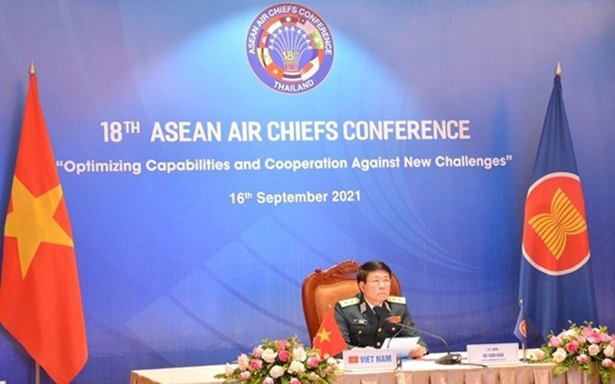 El teniente general Vu Van Kha, comandante interino de la Fuerza Aérea y Defensa Antiaérea de Vietnam, en el evento. (Fotografía: qdnd.vn)