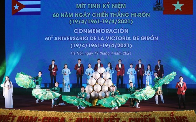 Actuación musical en Hanói para conmemorar el 60 aniversario de la victoria de Girón en Cuba. (Fotografía: VNA) 