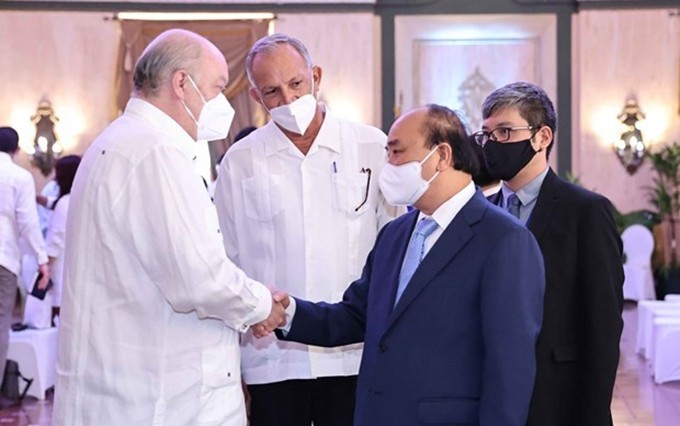El presidente de Vietnam, Nguyen Xuan Phuc, recibe a Rodrigo Malmierca Díaz, ministro de Comercio Exterior y la Inversión Extranjera de Cuba. (Fotografía: VNA)