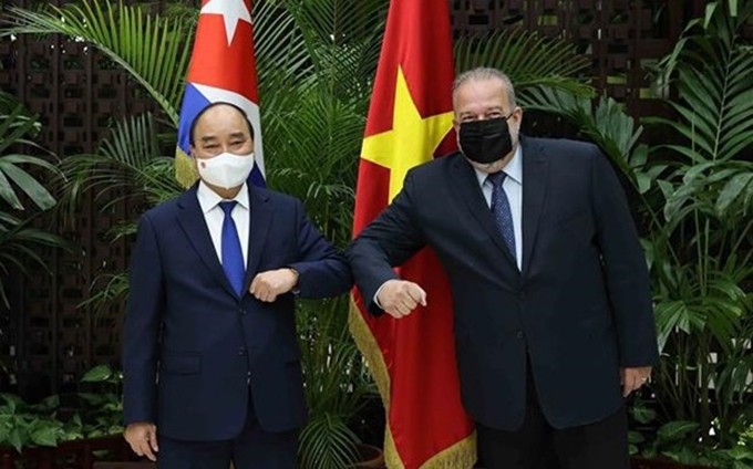 El presidente de Vietnam, Nguyen Xuan Phuc (I), y el primer ministro de Cuba, Manuel Marrero Cruz. (Fotografía: VNA)