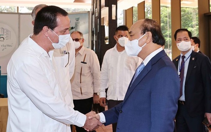 El presidente de Vietnam, Nguyen Xuan Phuc, y líderes del Centro de Ingeniería Genética y Biotecnología de Cuba (Fotografía: VNA)