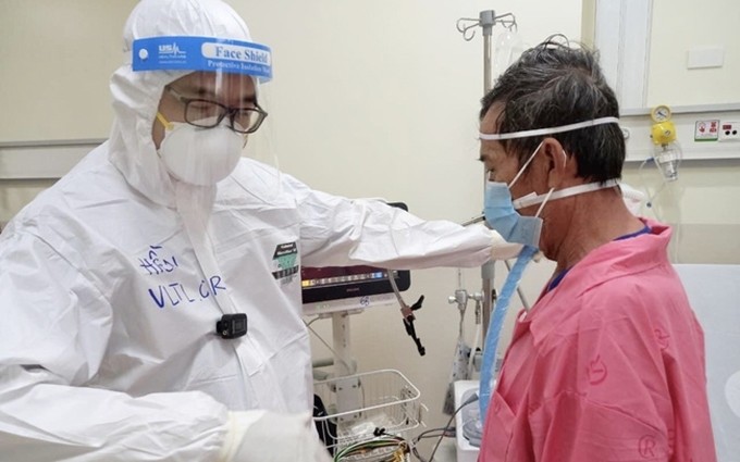 Médico presta atención al paciente del Covid-19 (Fotografía: VTV)