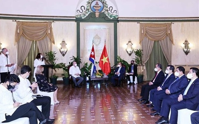 El presidente de Vietnam, Nguyen Xuan Phuc, conversa con el ministro cubano de Comercio Exterior y de la Inversión Extranjera, Rodrigo Malmierca Díaz (Fotografía: VNA)