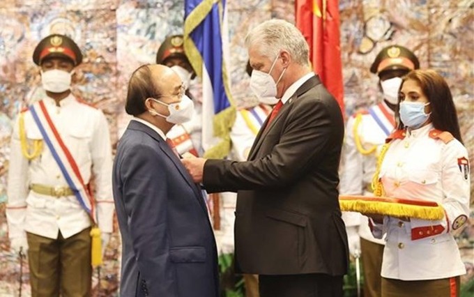 El máximo mandatario cubano le confiere al presidente Xuan Phuc la Orden José Martí (Fotografía: VNA)