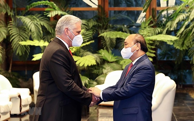 El primer secretario del Comité Central del Partido Comunista y presidente de Cuba, Miguel Díaz-Canel Bermúdez, recibe al presidente de Vietnam, Nguyen Xuan Phuc. (Fotografía: VNA)