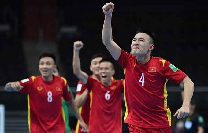 Júbilo de los jugadores vietnamitas al clasificarse por segunda vez a los octavos de final del Mundial de Futsal. (Fotografía: Nhan Dan)
