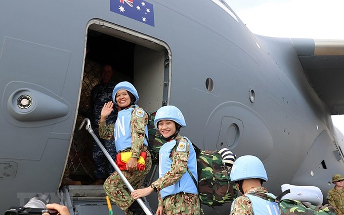 Médicas del Hospital de Campaña de segundo nivel número 1 de Vietnam abordan el avión rumbo a Sudán del Sur para servir en las operaciones de paz de la ONU. (Fotografía: VNA)