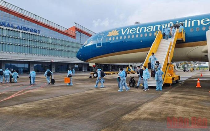 Los ciudadanos con pasaportes de vacunación en Europa aterrizan de forma segura en el aeropuerto de Van Don. (Fotografía: Nhan Dan)