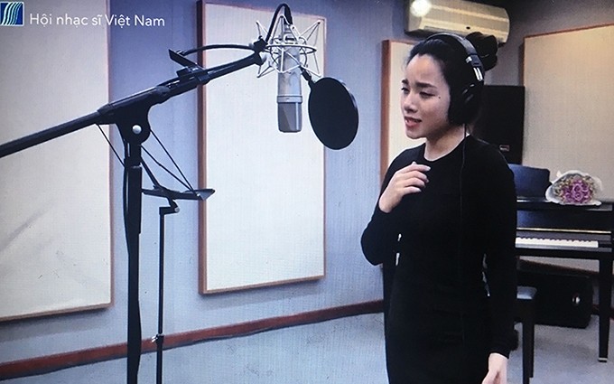 La cantante Bui Trang iinterpreta la canción "Querida mamá, regresaré".