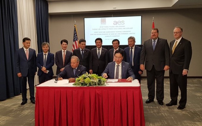 La firma de acuerdo sobre el establecimiento de la empresa mixta LNG Son My. (Fotografía:  moit.gov.vn)