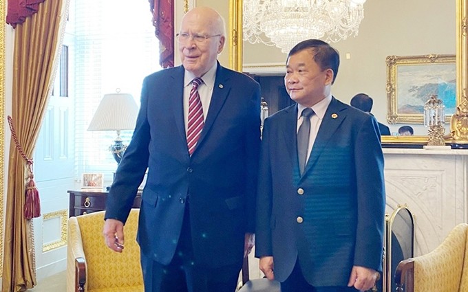 El viceministro de Defensa de Vietnam, coronel general Hoang Xuan Chien (D), y el senador Patrick Leahy, presidente permanente del Senado y del Comité de Asignaciones en esa cámara del Congreso de Estados Unidos (Fotografía: VNA)