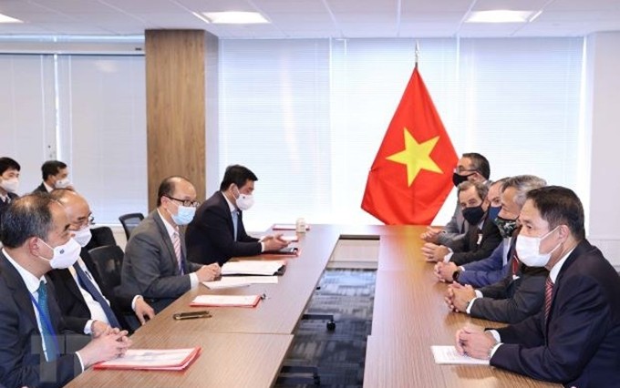 El presidente de Vietnam, Nguyen Xuan Phuc, sostiene encuentros con dirigentes de varias asociaciones y empresas estadounidenses. (Fotografía: VNA) 