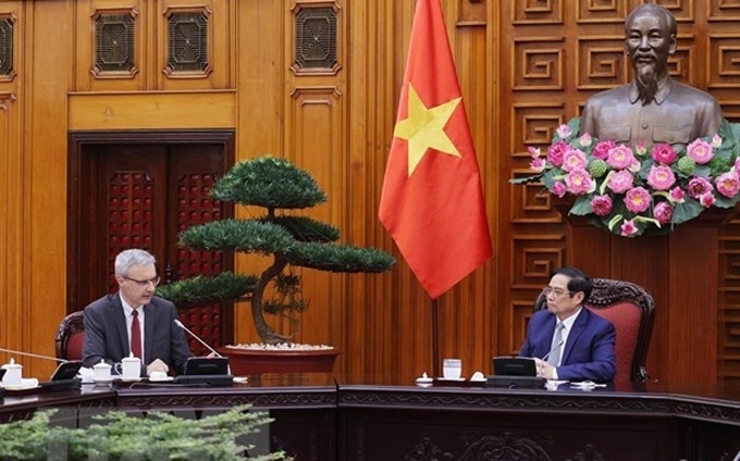 El primer ministro de Vietnam, Pham Minh Chinh, (D) recibe al embajador de Francia en Hanói, Nicolas Warnery (Fuente: VNA)