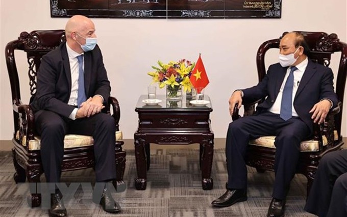 El presidente de Vietnam, Nguyen Xuan Phuc (derecha), y el presidente de la FIFA, Gianni Infantino. (Fotografía: VNA)