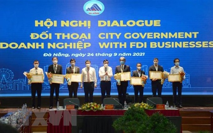 Da Nang honra a las empresas de IED con contribuciones sobresalientes a la prevención y el control de Covid-19 en la ciudad. (Fotografía: VNA)