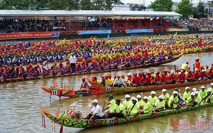 La competición de remo tradicional, una actividad destacada del Festival de Ok Om Bok.