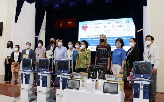 La Cámara de Comercio de Estados Unidos en Vietnam dona equipos médicos por valor de 352 mil dólares para la lucha contra el Covid-19 en Ciudad Ho Chi Minh (Fotografía: VNA)