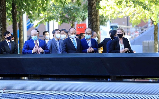 Presidente de Vietnam visita sitio conmemorativo del 11 de septiembre en Nueva York. (Fotografía: VNA)