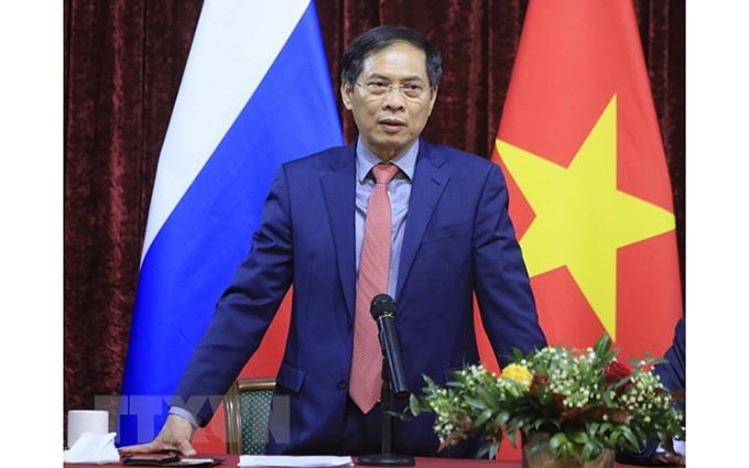 El ministro de Relaciones Exteriores de Vietnam, Bui Thanh Son, habla en el encuentro. (Fotografía: VNA) 