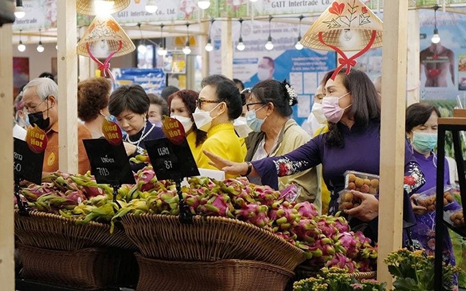 Los clientes tailandeses compran pitaya y lichi importados de Vietnam.