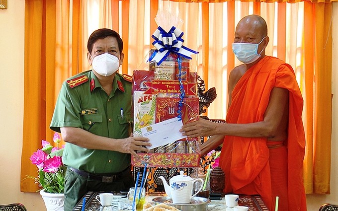 El vicedirector de la Policía de Bac Lieu, el coronel Truong Cong Dung, felicita a la comunidad jemer por el Festival de Dolta.