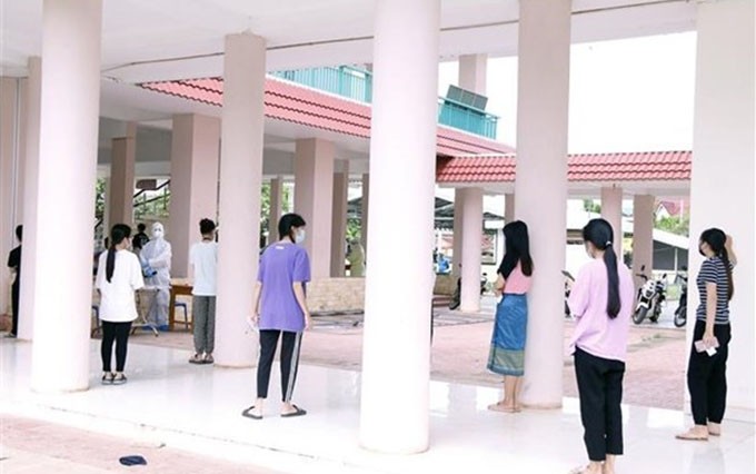 La Asociación de vietnamitas en Vientián coordina con el Ministerio de Salud de Laos para realizar las pruebas del Covid-19 a estudiantes connacionales. (Fotografía: VNA)