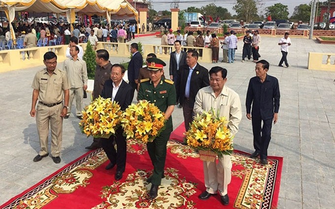 Representantes del gobierno provincial de Kratie y de la Agregaduría de Defensa de Vietnam en Camboya colocaron flores en el monumento